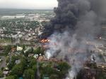 Togtragedie. Et døgn efter togeksplosionerne i Lec Mégantic i Canada brænder vraget stadig. 