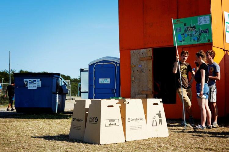 Populære. DropBuckets kan holde til at blive brugt, tømt, foldet sammen og båret tilbage og så brugt igen. 