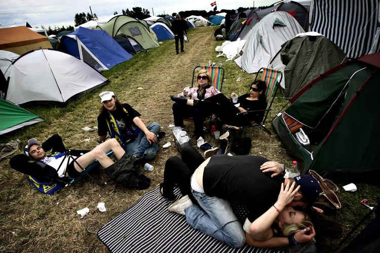 Kærlighed. Der bliver udvekslet masser af mundvand på Roskilde. Det kyssende par er dog ikke Rasmus og Gitte og har ikke som sådan noget med historien at gøre. 