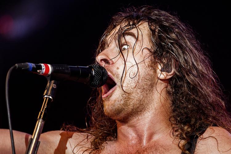 Airbourne. Hver gang frontmand Joel O'Keeffe bliver ophidset, tæver han sig selv i hovedet med en dåseøl indtil, der går hul på dåsen. 