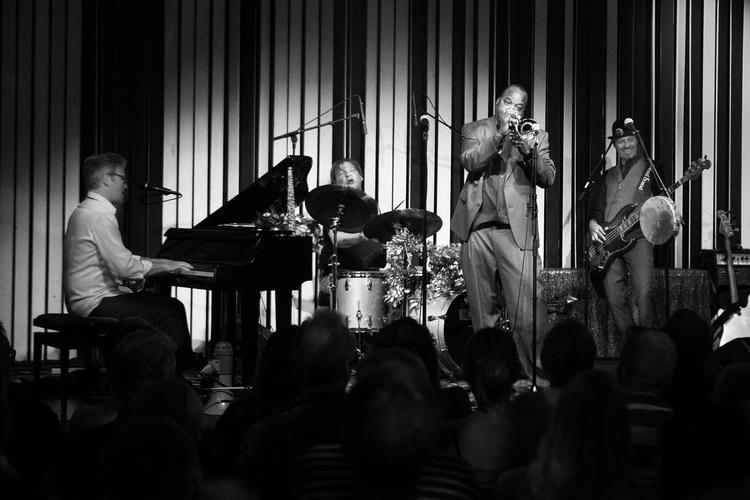 Overshinet. Danske Esben Just havde publikum i sin hule hånd, men fik kamp til stregen og mere til af gæsterne fra New Orleans. 