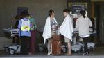 Dødstyrt. Passagerer bliver behandlet efter flystyret i San Francisco. To 16-årige kvinder blev dræbt. 