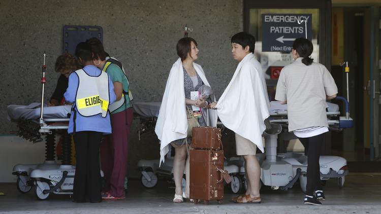 Dødstyrt. Passagerer bliver behandlet efter flystyret i San Francisco. To 16-årige kvinder blev dræbt. 