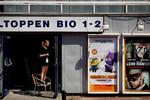 Provinsbif. »Jeg kan godt se, at det på overfladen er irriterende og urimeligt, at den lille biograf får en projektor gratis, som andre skal betale for. Men vores opgaver er forskellige«, siger Baltoppen Bios ene ejer, Emil Mark Nørholm. 