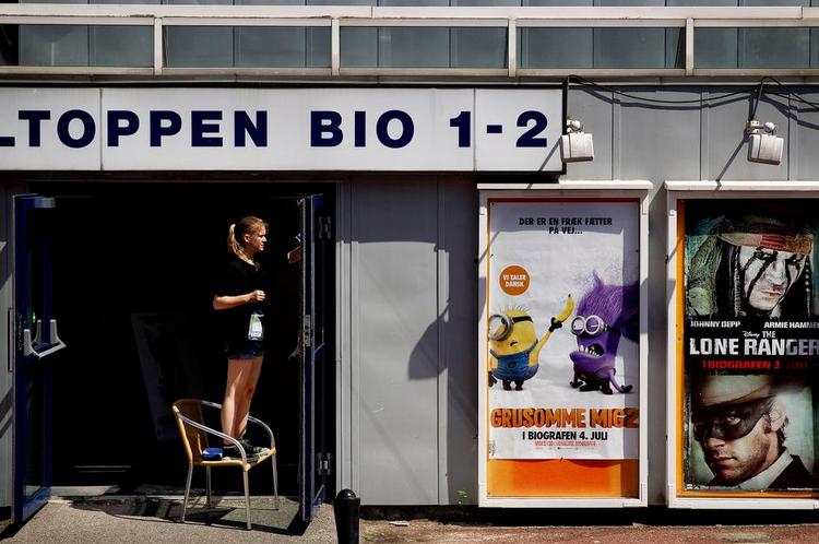 Provinsbif. »Jeg kan godt se, at det på overfladen er irriterende og urimeligt, at den lille biograf får en projektor gratis, som andre skal betale for. Men vores opgaver er forskellige«, siger Baltoppen Bios ene ejer, Emil Mark Nørholm. 