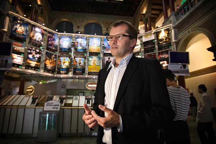 Bifmand. Direktør for Nordisk Film Biografer, John A. Tønnes, mener, at det er hyklerisk når kommunalt støttede biografer spiller de samme film, som de privatejede biografer. 