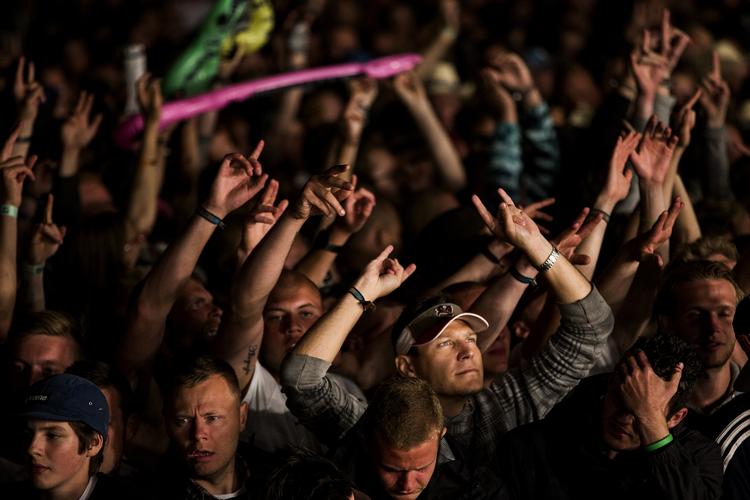 Volbeat-koncet. Da Volbeats forsanger Michael Poulsen gik på Orange Scene antydede han, at forgængeren, Rihanna havde sunget playback. Det rejste en debat om popsangerindens deltagelse på Roskilde Festival. 