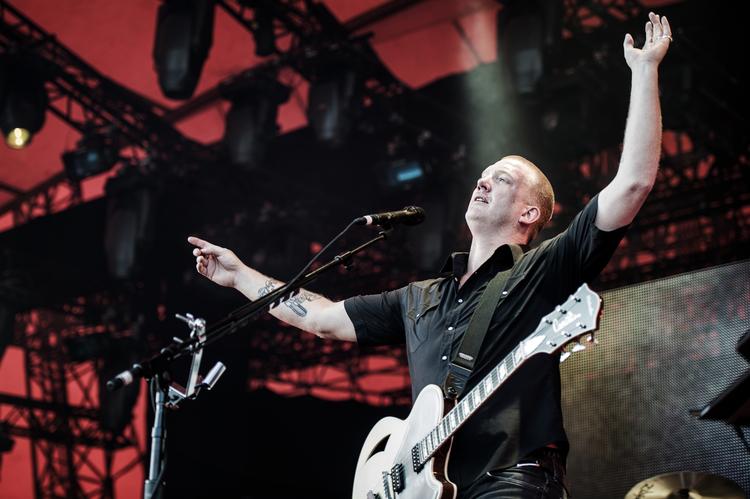 Sikkert. Det var rutinen, de store rocksange og Josh Hommes fremragende stemme, der reddede Queens of the Age-koncerten. 