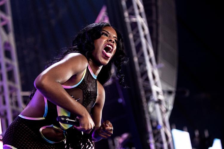 Forgæves. Dem, der har sikret sig billet til Azealia Banks, må en tur til billetlugen og få pengene refunderet. Rapperens blev kendt med gennembrudshittet '212', hvor ordet 'cunt' optræder 12 gange. Her ses hun under en koncert på Roskilde Festival. 