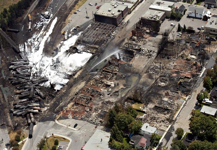 Dødseksplosion. Sådan ser Lac Megantic i Canada ud, efter et tog med 113.000 liter råolie løsrev sig fra skinnerne og eksploderede. 