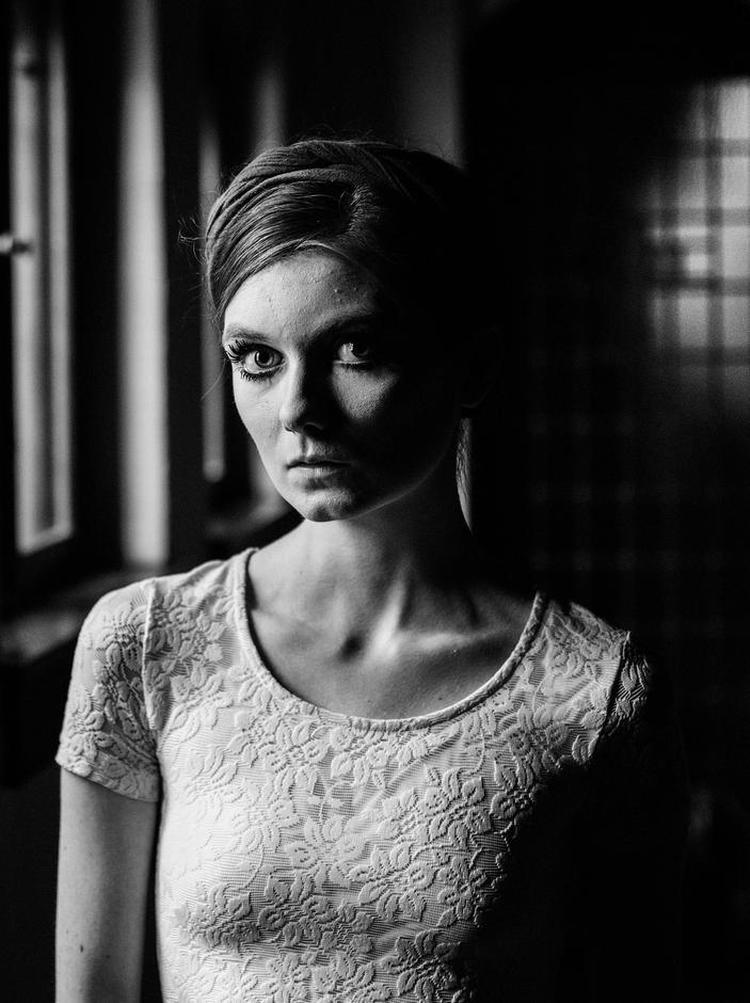 Gotisk. Cecilie Lind dyrker eventyrets mørke sider, hvilket på ingen måde udelukker humor i hendes tekster. 