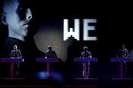 Uforanderlighed. Under et døgn efter at  Chase &amp; Status havde revet den sidste græstørv op fra marken foran Orange, viste Kraftwerk, at de kan det samme og mere til. 