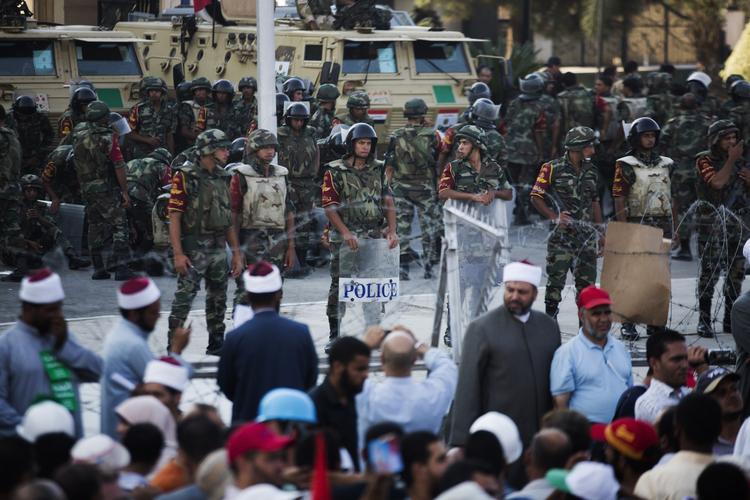 FORSVAR. Egyptiske soldater er her fotograferet i går, mens de vogter bygningen, hvor den afsatte præsident holdes fanget. 