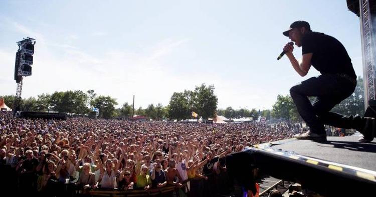 FESTIVALFEST. Magtens Korridorer fyrer den af på Orange Scene under Roskilde festivalen i 2012. 