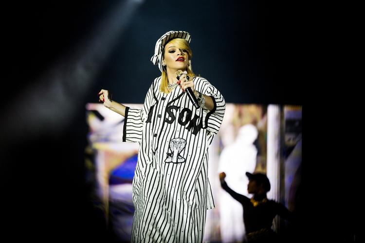 Populær. Publikum ville Rihanna i noget nær samme grad, som de ville selveste Bruce Springsteen sidste år. Og det samme gjaldt Chase and Status, der lørdag aften forvandlede græsmarken foran Orange Scene til et gigantisk basbal. 