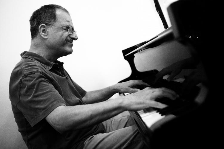 Skønhedssøgende. Enrico Pieranunzi leverede ved et lille, men overraskende velklingende babyflygel to sæt gedigen gourmetjazz med sine danske kollegaer Jesper Lundgaard på bas og Jonas Johansen ved trommerne. 