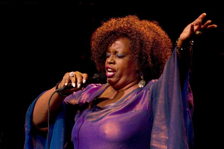 Fænomenal. Dianne Reeves hylder musikken som en form for kommunikation og erkendelse, der overskrider grænser, køn, racer og optimalt set bringer mennesker i en optimal kontakt med sig selv og hinanden, skriver Henrik Palle. 