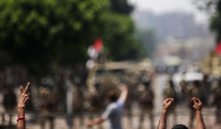 Kamp. Tilhængere af den afsatte præsident, Mohamed Morsi, demonstrerer på gaden i Egypten. Her til morgen endte en demonstration i et blodbad, da politi og militær åbnede ild mod demonstranterne. 