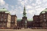 Ferie. Selvom sommeren har ryddet Christiansborgs gange, er agurketiden på ingen måde en politisk fredstid - snarere tværtimod. 