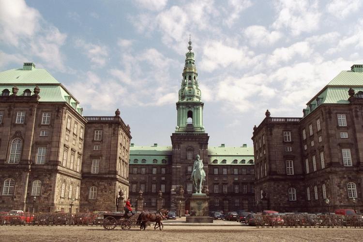 Ferie. Selvom sommeren har ryddet Christiansborgs gange, er agurketiden på ingen måde en politisk fredstid - snarere tværtimod. 