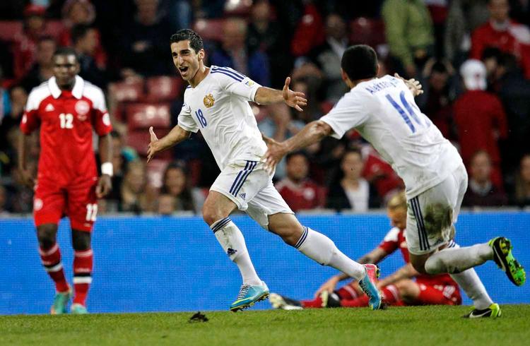 Bøddel. Henrikh Mkhitaryan (i midten) var for en måned siden med til at udspille det danske landshold i Parken. 