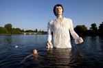 Ekstra. Scenen med mr. Darcy, der træder ud af søen foran Elizabeth Bennet, eksisterer ikke i romanen, men blev tilføjet til tv-serien fra 1995. 
