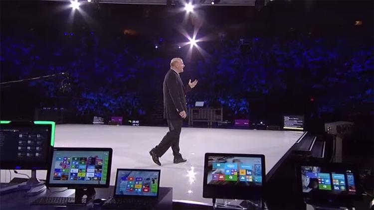 FORANDRING. Efter 38 år som et softwarefirma viste Steve Ballmer (bill.) fra Microsoft hvordan firmaet fremover vil leve af tjenester og forbrugerelektronik. Det skete under åbningen af Microsofts partnerkonference, WPC. 