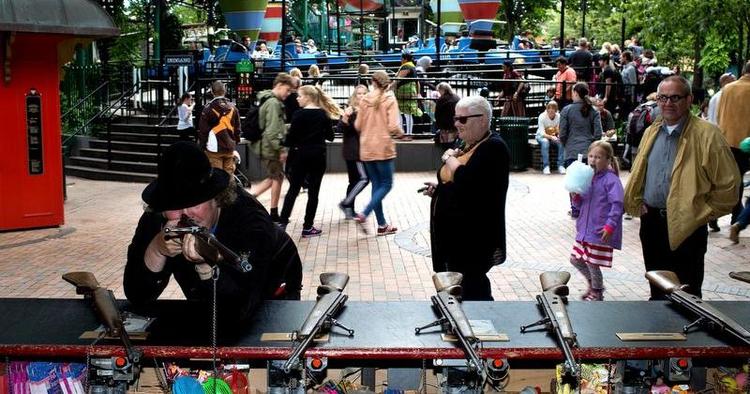 Skudt i Tivoli. Politikens journalist lægger an til et pletskud i den gamle have, som slet ikke er så dansk, som vi selv og turisterne tror. 