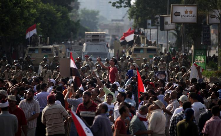 Protester. Demonstrationerne fra tilhængere af Morsi forstsætter i Kairo. Her er det et billede fra i går morges. 