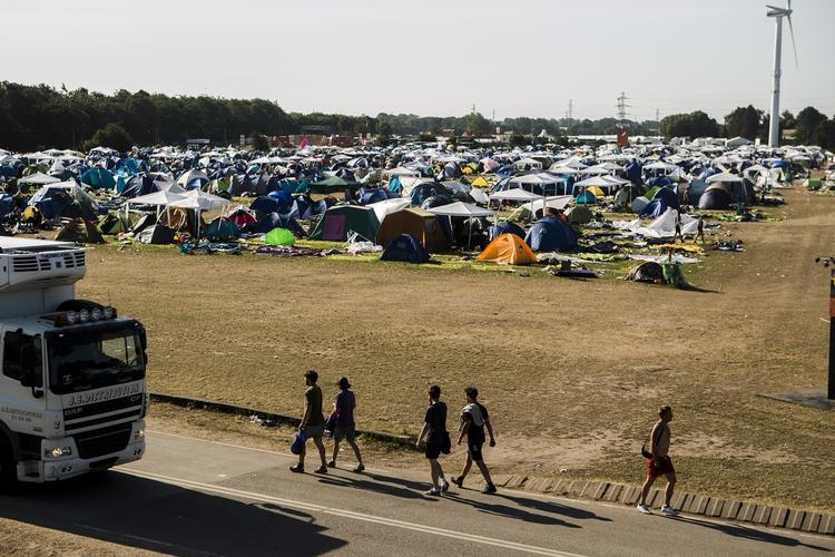 Oprydning. De sidste gæster har forladt campingarealet. Pengene for oprydning går til betaling af skraldebiler, afskaffelse af affald på forbrændingen og donationer til de foreninger, som nu går rundt med en gribetang og rydder de mindre stykker skrald som cigaretskodder op 