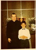 Overgrebsmand. Lawrence Murphy, præst og leder af katolsk skole for døve børn i Milwaukee, med et af sine unge ofre. 