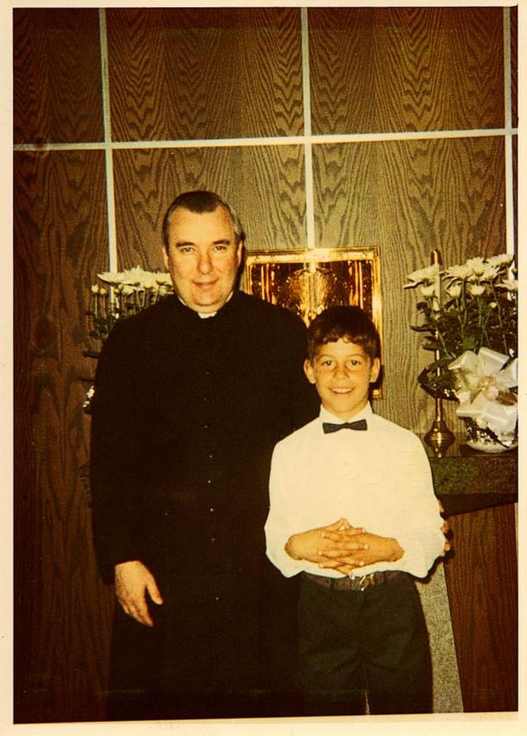 Overgrebsmand. Lawrence Murphy, præst og leder af katolsk skole for døve børn i Milwaukee, med et af sine unge ofre. 