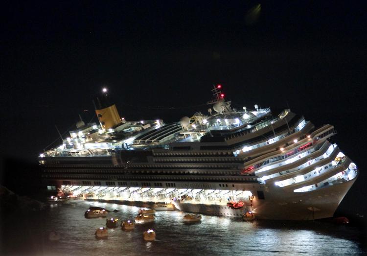 Ulykke. Her er Costa Concordia mens det er ved at blive bjerget, og inden det ender med på siden i vandet. 