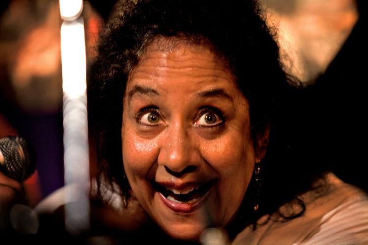 Tyst. Marilyn Mazur spillede på Østerbro med hele sit eksotiske arsenal af percussioninstrumenter. Selv babyen blandt publikum lyttede helt andægtigt. (Arkivfoto) 