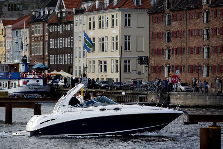 FARTSYNDERE. Flere borgere oplever dagligt hasarderet sejlads i Københavns. Især strækningen mellem Langelinie og Langebro er slem. I modsætning til denne båd sejler mange både hensynsløst. 