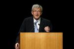 Kamp. Han får sit at se til i morgen. Men Jean-Claude Juncker plejer at vinde, så måske han også har et stærkt modangreb i ærmet. 