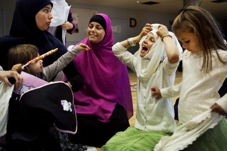 FESTLIGHED. Ramadanen sluttes af med en fest, hvor børnene får gaver, og hvor man giver almisser til fattige. Arkivfoto. 