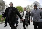 Bodyguards. Sangerinden Lauryn Hill må undvære sine livvagter, mens hun afsoner sin fængselsstraf. Her ses hun foran retsbygningen i New Jersey under retssagen. 