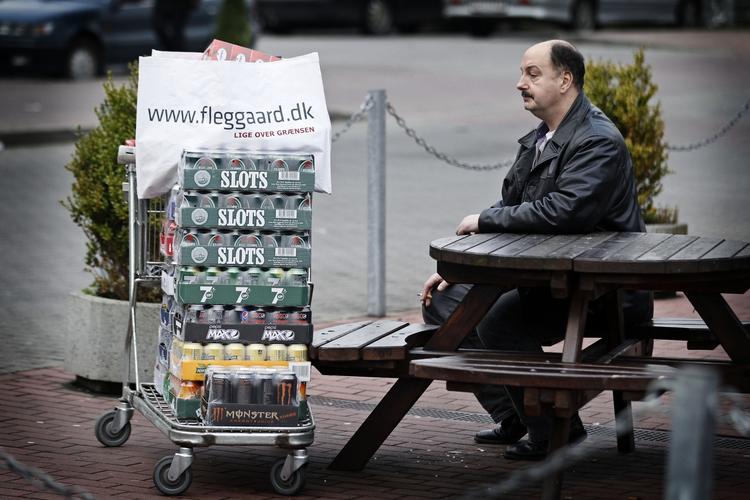 Grænsebutikker. »Jeg kan ikke mærke nogen nedgang i salg«, udtaler Mike Simonsen, administrerende direktør for Fleggaard og Calle, om de nedsatte afgifter. 