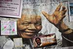 ELSKET. Hele Sydafrika beder for at Nelson Mandela skal komme sig over sin lungesygdom. 