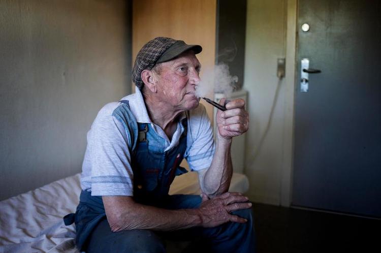 Aflåst. Hans Christian Gru, pensioneret murerarbejdsmand, under sin afsoning af en dom for spritkørsel. Siden Politikens besøg i Statsfængslet Midtjylland har han udstået sin straf og er blevet løsladt. 