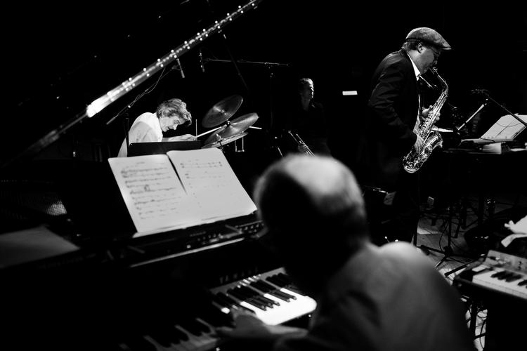 Udbrydere. Benjamin Koppel og hans hold vil med vold og magt være i opposition til den store københavnske jazzfestival, og blev fra scenen præsenteret som en 'udbryderfestival'. 