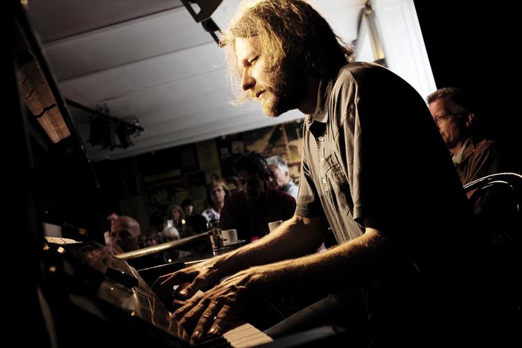 Hjerter. Dagens befippende oplevelse fandt Snushanen frem til på CaféScenen, hvor den snart 46-årige pianist Nikolaj Hess er en flittig kapelmester. 