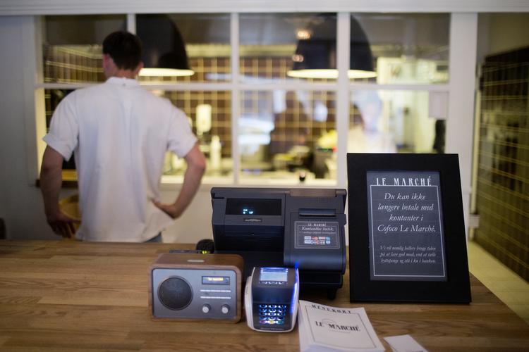Lovovertrædelse. Fra 1. juli har man kun kunne betale med kort i takeaway-butikkerne Le Marché. 