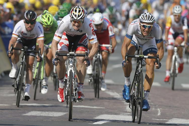 Styrt. Marcel Kittel (th) kom først over målstregen på dagens etape. Mark Cavendish (tv) blev af Kittels hjælperytter Tom Veelers beskyldt for at være skyld i Veelers styrt. 