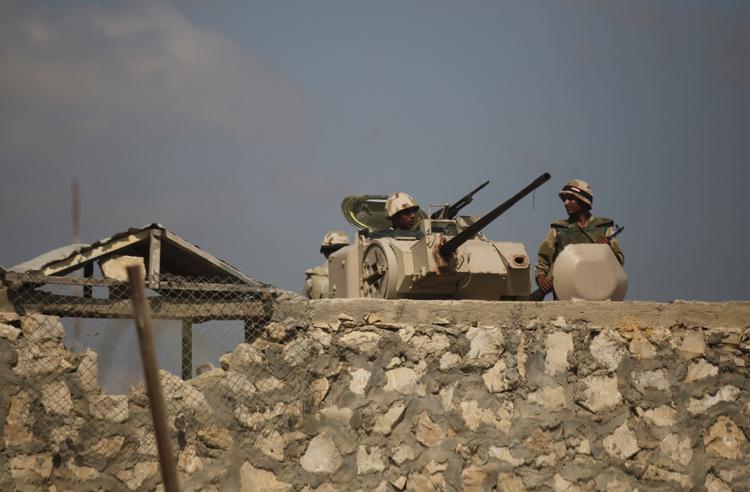 påpasselig. En egyptisk soldat fotograferet i fredags ved grænsen til Gaza. Samme da blev fem fra den egyptiske sikkerhedsstyrke dræbt i skudvekslinger med formodede militante islamister. 