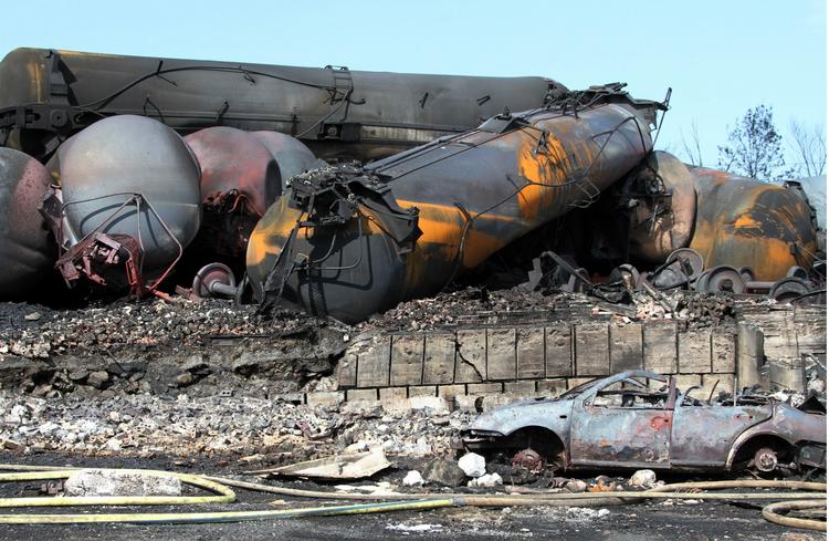 afsporet. Foreløbig meldes 15 mennesker dræbt, efter et godstog med råolie løb løbsk, blev afsporet og eksploderede i et inferno af ild i den lille canadiske by Lac-Mégantic. 