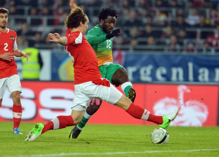 måltyv. Wilfried Bony (th.) - fotograferet i en landskamp for Elfenbenskysten sidste år mod Østrig - har en veludviklet målnæse. 31 mål i 30 ligakampe blev det til i sidste sæson. 
