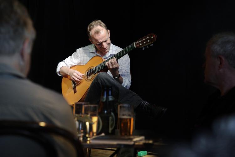 Guitaren. Jazzguitaristen, Jacob Fischer, ses her alene på scenen. 