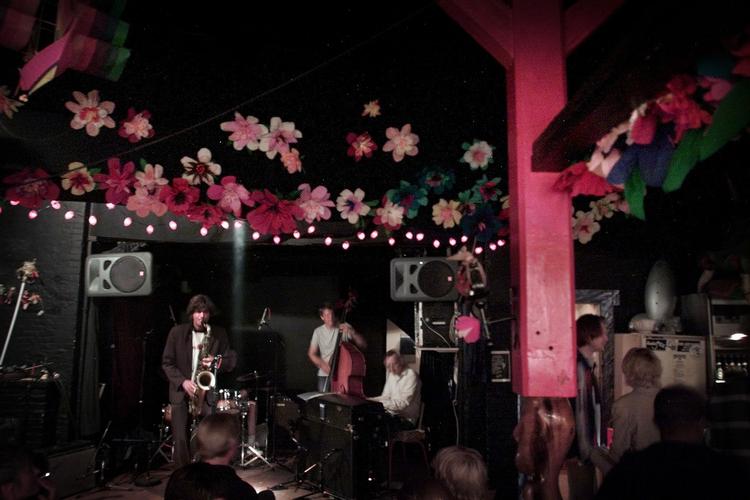 Natteravne. De natlige jamsessions er blevet populære både blandt publikum og musikerne. Hver nat under Copenhagen Jazz festival er der jam på Christianias Jazzklub i Børneteateret på Christiania, med bl.a Emil Brun Madsen på bas. 